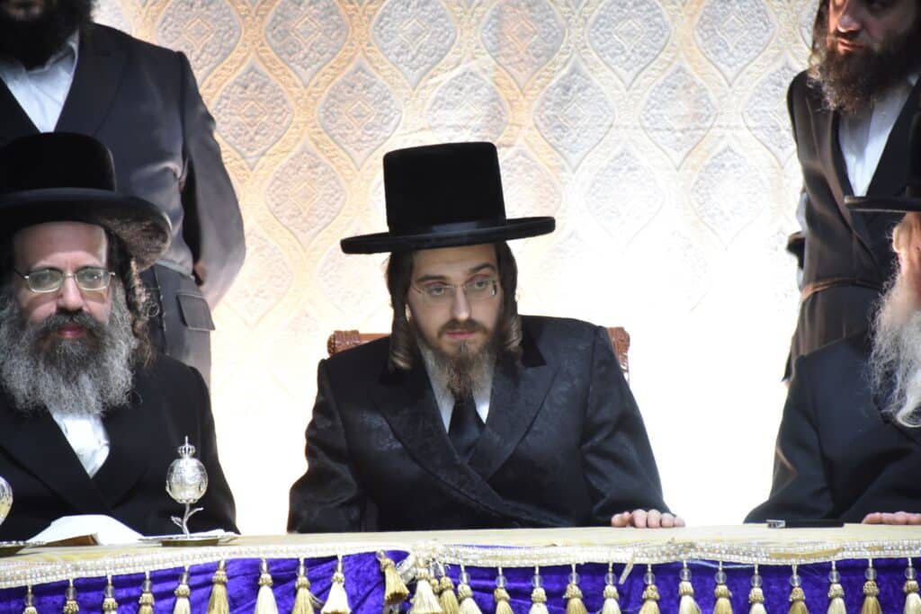 סאדיגורא: האדמו"ר חילק תעודות לבחורי הישיבה לצעירים