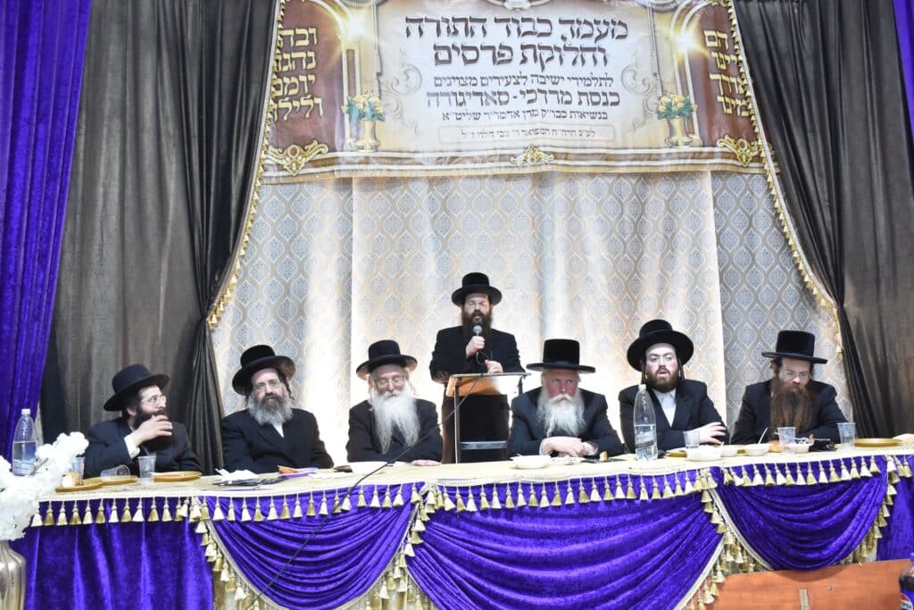 סאדיגורא: האדמו"ר חילק תעודות לבחורי הישיבה לצעירים