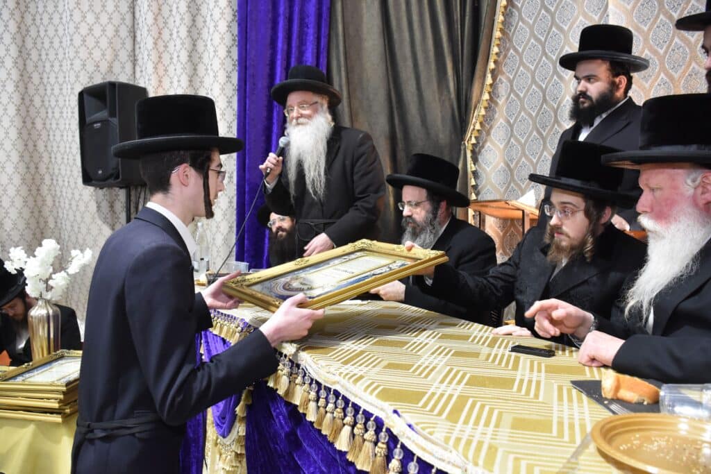 סאדיגורא: האדמו"ר חילק תעודות לבחורי הישיבה לצעירים