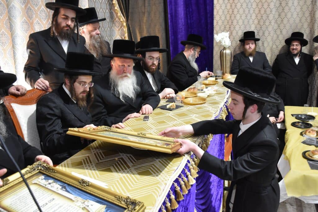 סאדיגורא: האדמו"ר חילק תעודות לבחורי הישיבה לצעירים