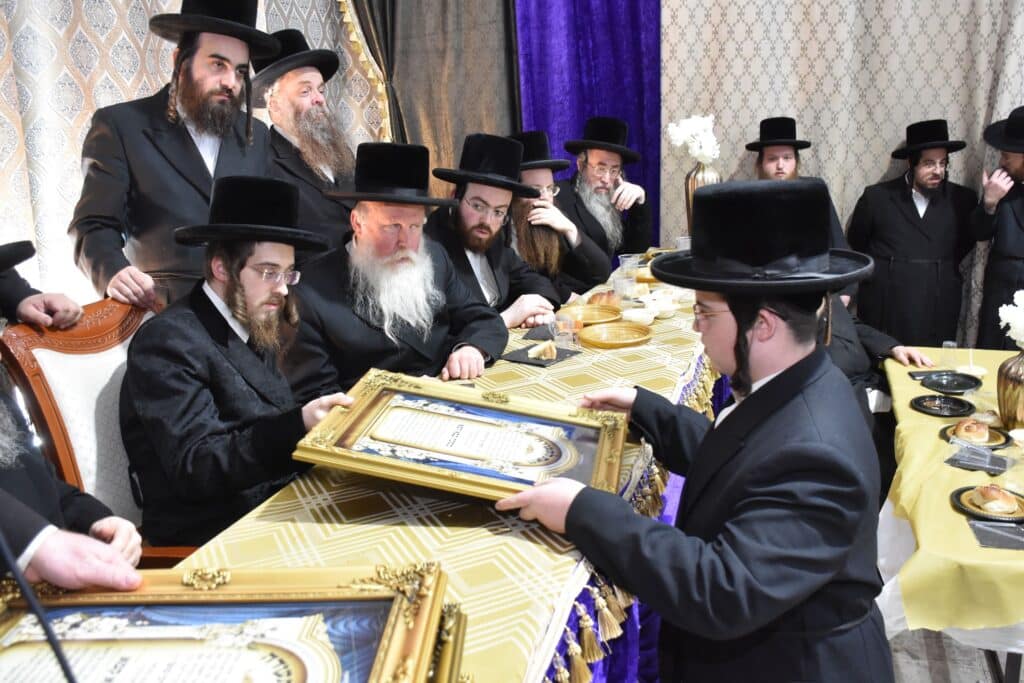 סאדיגורא: האדמו"ר חילק תעודות לבחורי הישיבה לצעירים