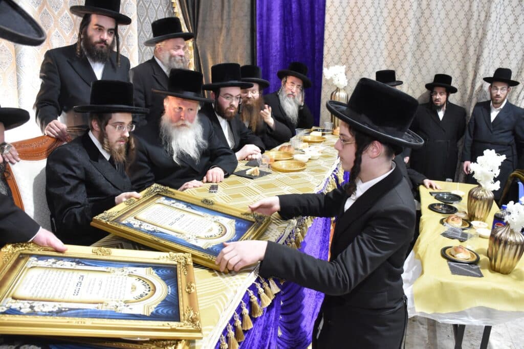 סאדיגורא: האדמו"ר חילק תעודות לבחורי הישיבה לצעירים