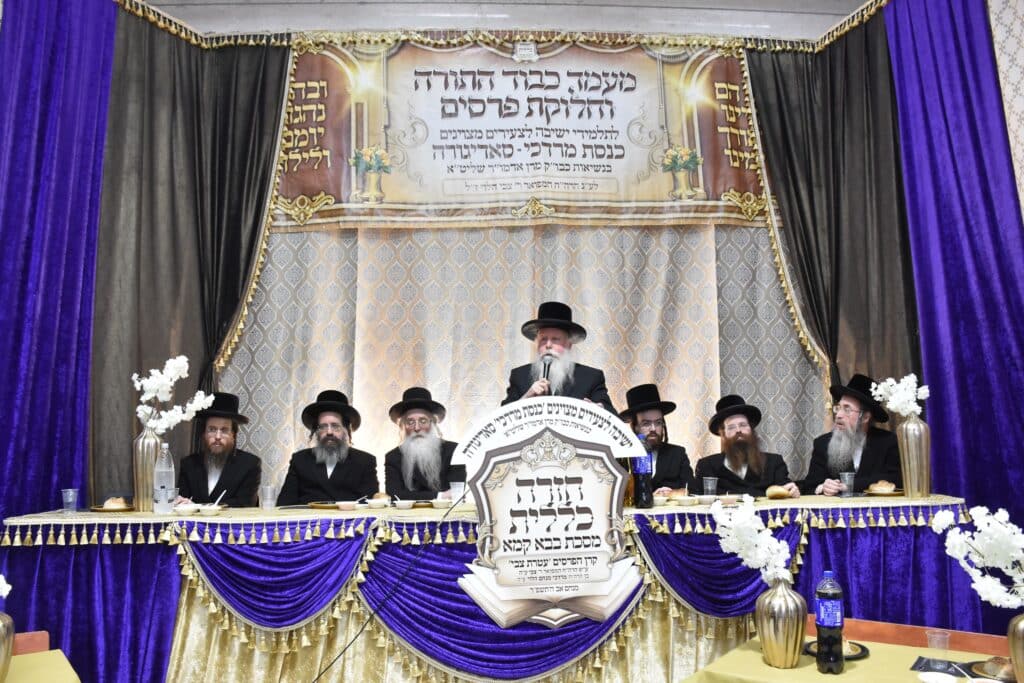 סאדיגורא: האדמו"ר חילק תעודות לבחורי הישיבה לצעירים