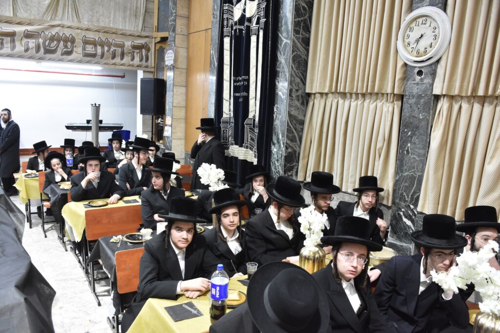 סאדיגורא: האדמו"ר חילק תעודות לבחורי הישיבה לצעירים