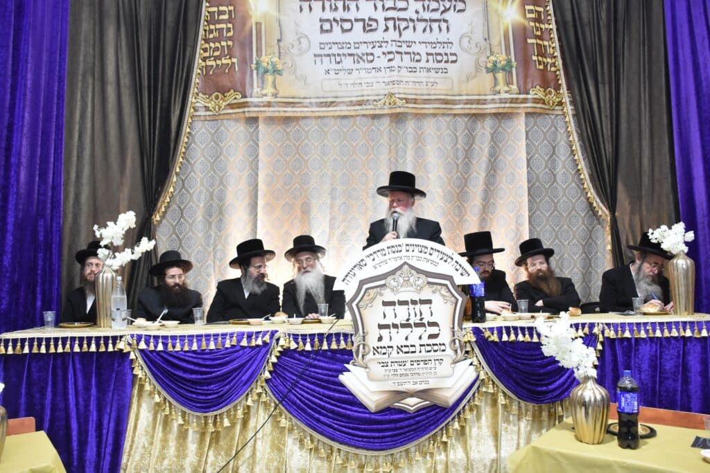 סאדיגורא: האדמו"ר חילק תעודות לבחורי הישיבה לצעירים