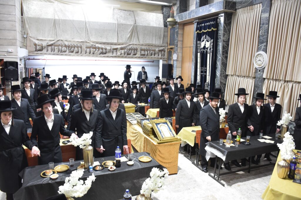 סאדיגורא: האדמו"ר חילק תעודות לבחורי הישיבה לצעירים