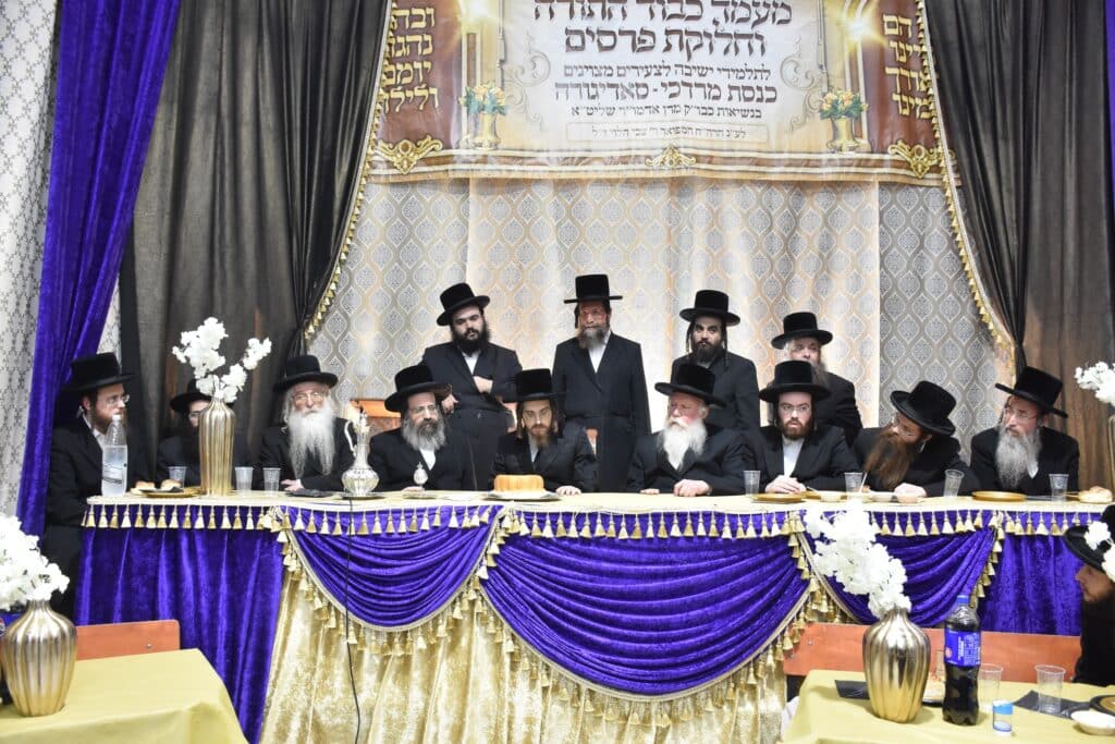 סאדיגורא: האדמו"ר חילק תעודות לבחורי הישיבה לצעירים