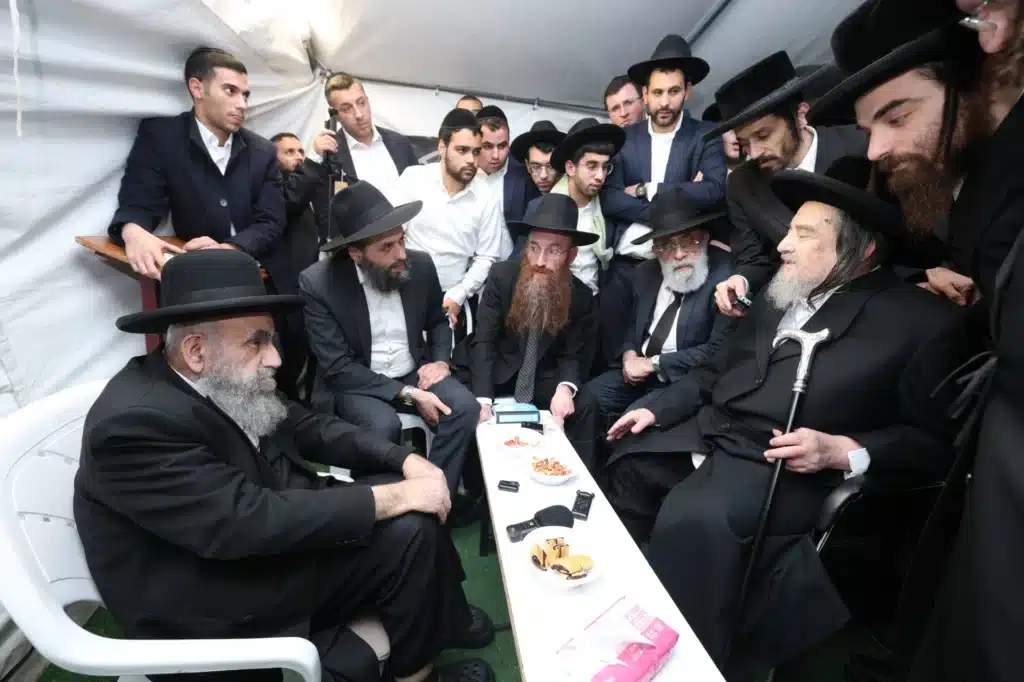 גדולי ישראל הגיעו לנחם את ראש הישיבה על פטירת רב העיר