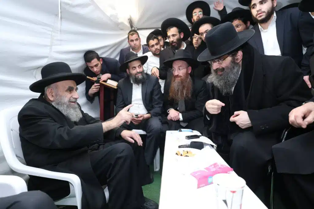 גדולי ישראל הגיעו לנחם את ראש הישיבה על פטירת רב העיר