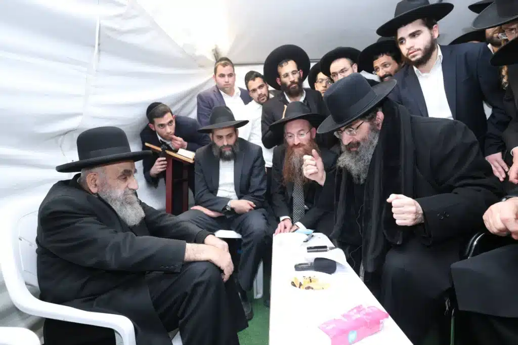 גדולי ישראל הגיעו לנחם את ראש הישיבה על פטירת רב העיר
