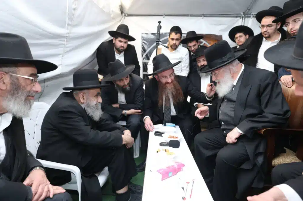גדולי ישראל הגיעו לנחם את ראש הישיבה על פטירת רב העיר