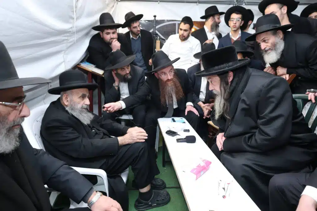 גדולי ישראל הגיעו לנחם את ראש הישיבה על פטירת רב העיר