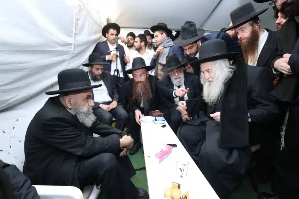 גדולי ישראל הגיעו לנחם את ראש הישיבה על פטירת רב העיר