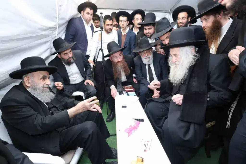 גדולי ישראל הגיעו לנחם את ראש הישיבה על פטירת רב העיר