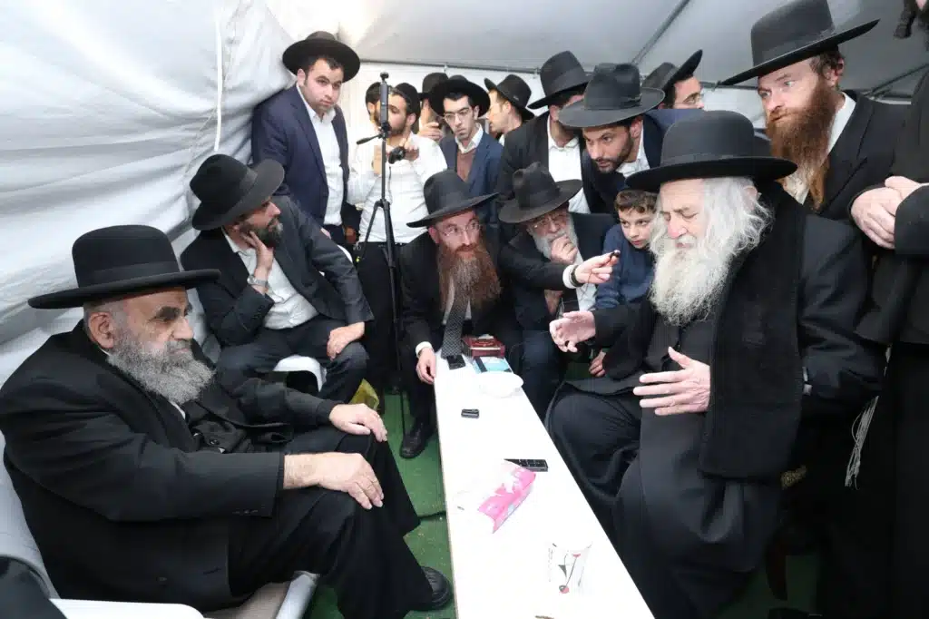 גדולי ישראל הגיעו לנחם את ראש הישיבה על פטירת רב העיר