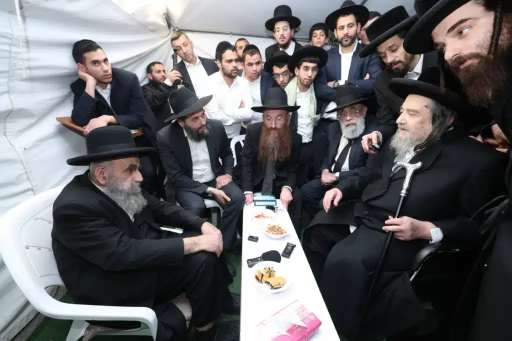 גדולי ישראל הגיעו לנחם את ראש הישיבה על פטירת רב העיר