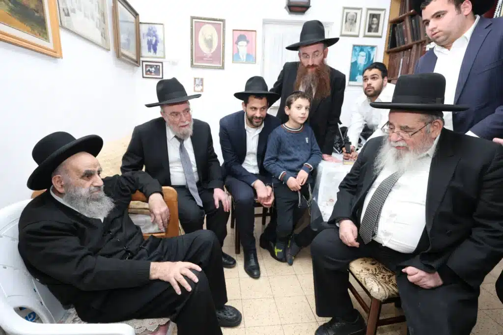גדולי ישראל הגיעו לנחם את ראש הישיבה על פטירת רב העיר