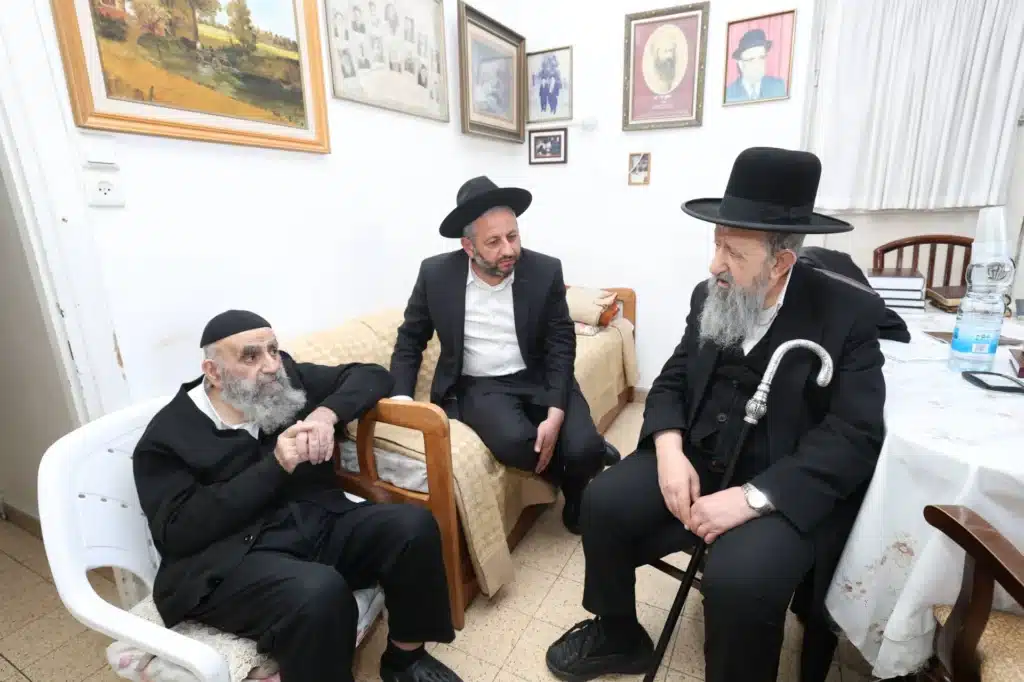 גדולי ישראל הגיעו לנחם את ראש הישיבה על פטירת רב העיר