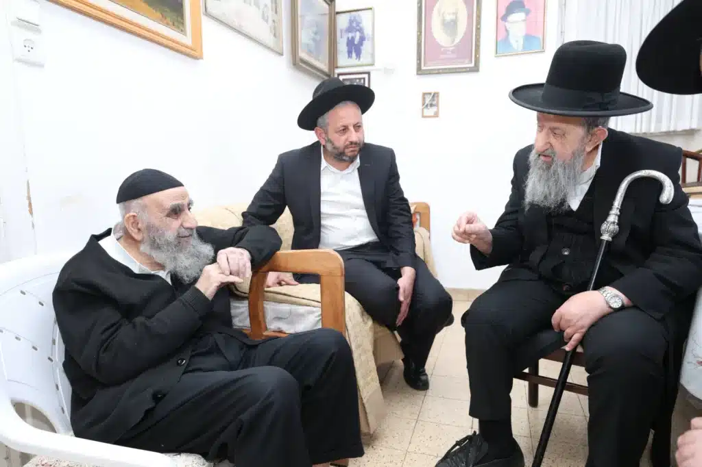גדולי ישראל הגיעו לנחם את ראש הישיבה על פטירת רב העיר