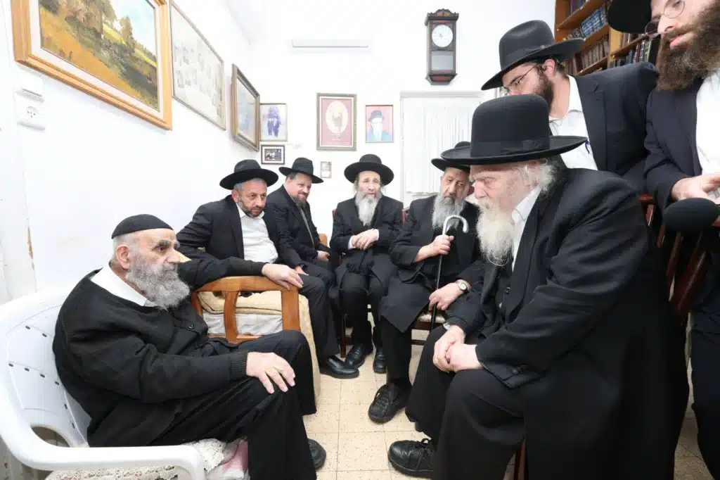 גדולי ישראל הגיעו לנחם את ראש הישיבה על פטירת רב העיר