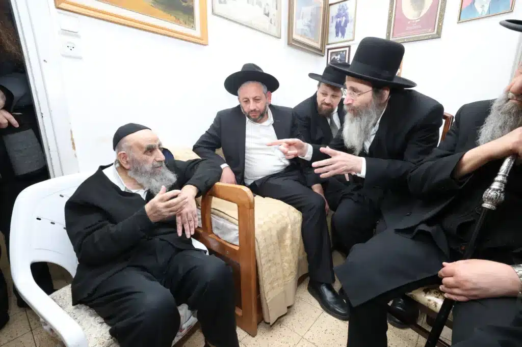 גדולי ישראל הגיעו לנחם את ראש הישיבה על פטירת רב העיר