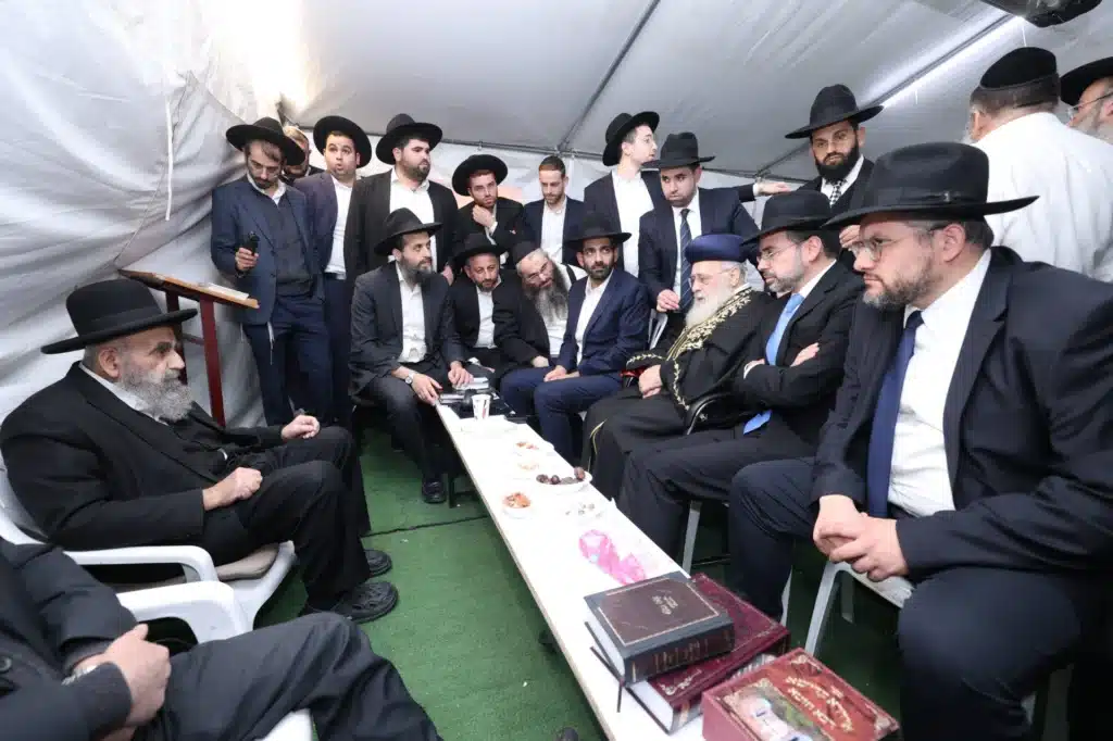 גדולי ישראל הגיעו לנחם את ראש הישיבה על פטירת רב העיר