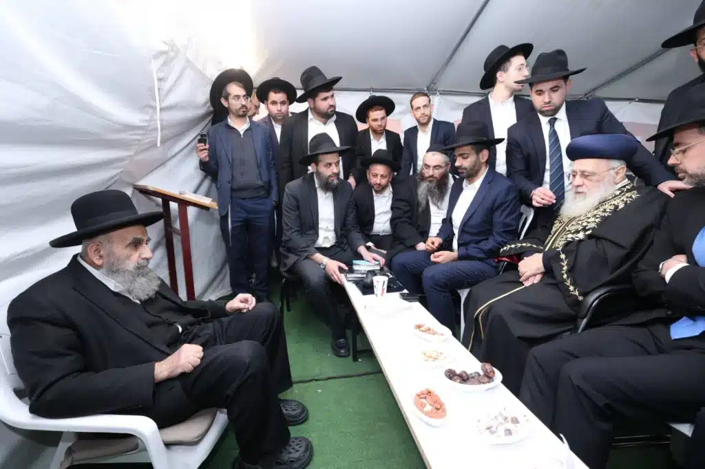 גדולי ישראל הגיעו לנחם את ראש הישיבה על פטירת רב העיר