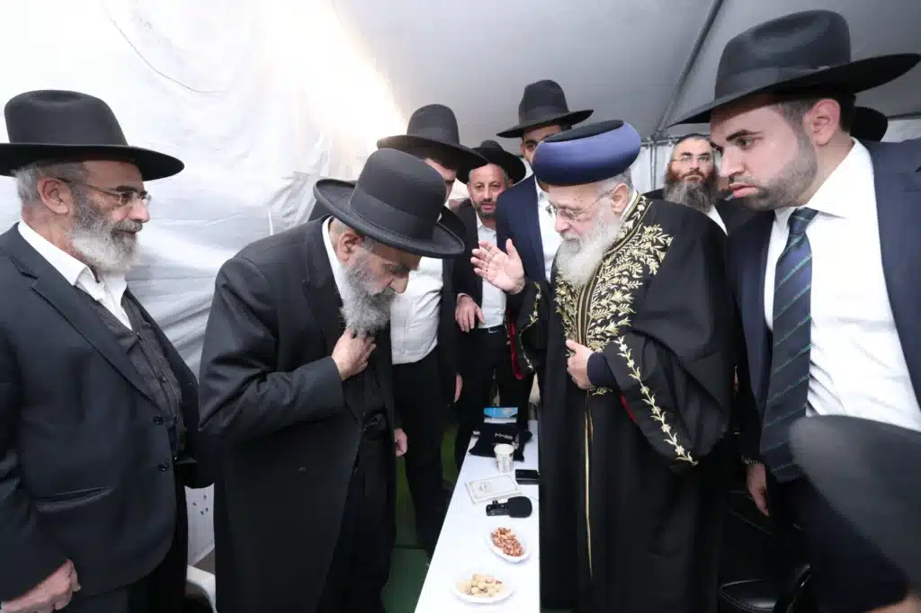 גדולי ישראל הגיעו לנחם את ראש הישיבה על פטירת רב העיר