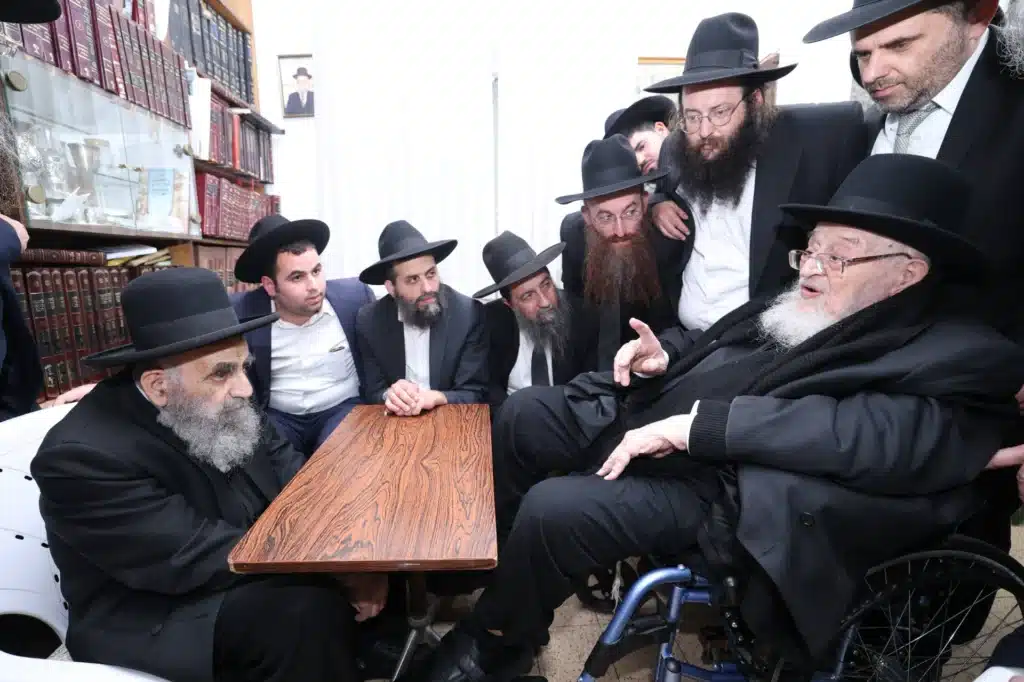 גדולי ישראל הגיעו לנחם את ראש הישיבה על פטירת רב העיר