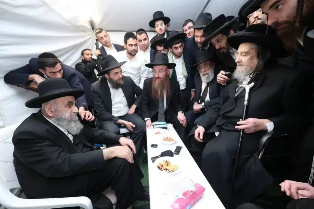 גדולי ישראל הגיעו לנחם את ראש הישיבה על פטירת רב העיר