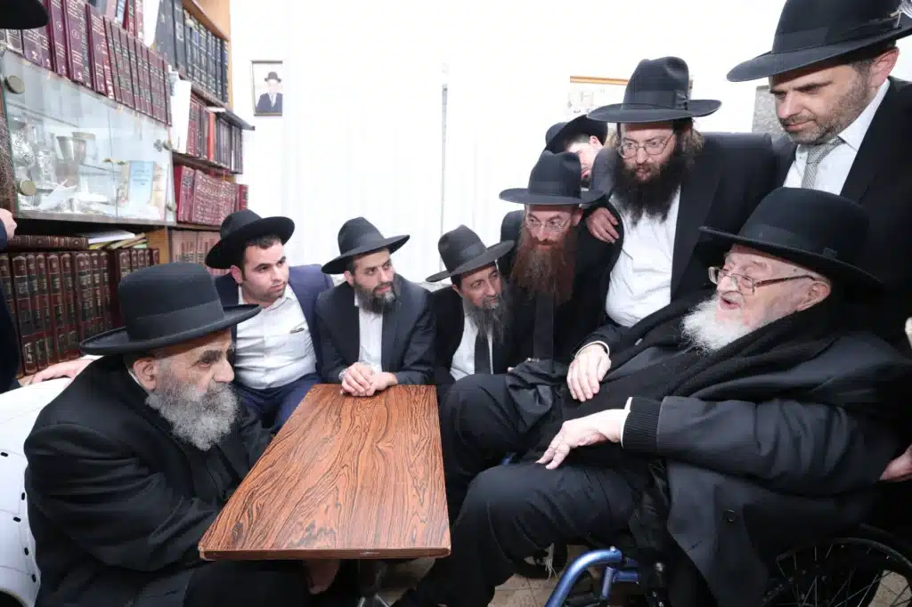 גדולי ישראל הגיעו לנחם את ראש הישיבה על פטירת רב העיר
