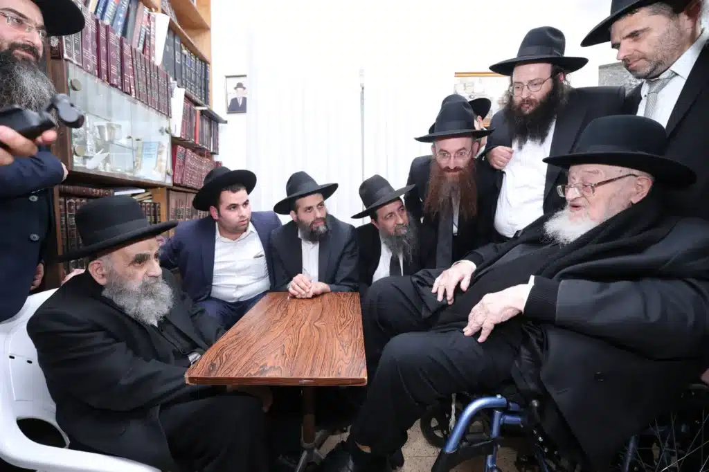 גדולי ישראל הגיעו לנחם את ראש הישיבה על פטירת רב העיר