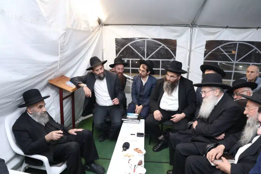 גדולי ישראל הגיעו לנחם את ראש הישיבה על פטירת רב העיר