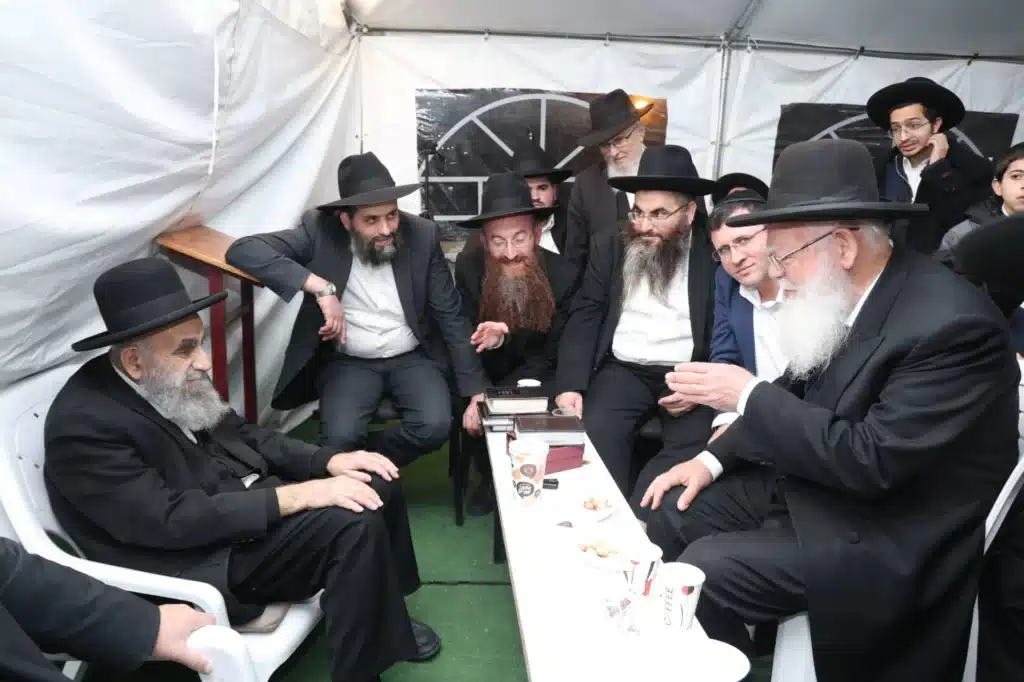 גדולי ישראל הגיעו לנחם את ראש הישיבה על פטירת רב העיר