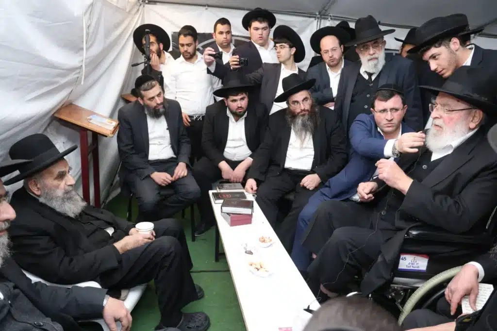 גדולי ישראל הגיעו לנחם את ראש הישיבה על פטירת רב העיר