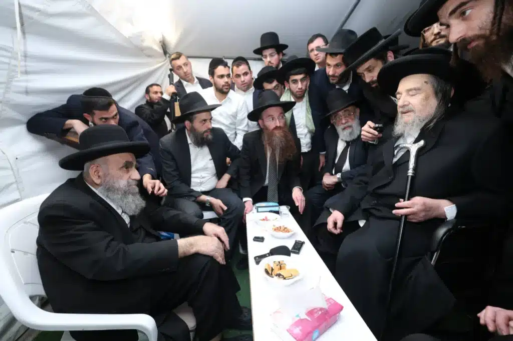 גדולי ישראל הגיעו לנחם את ראש הישיבה על פטירת רב העיר