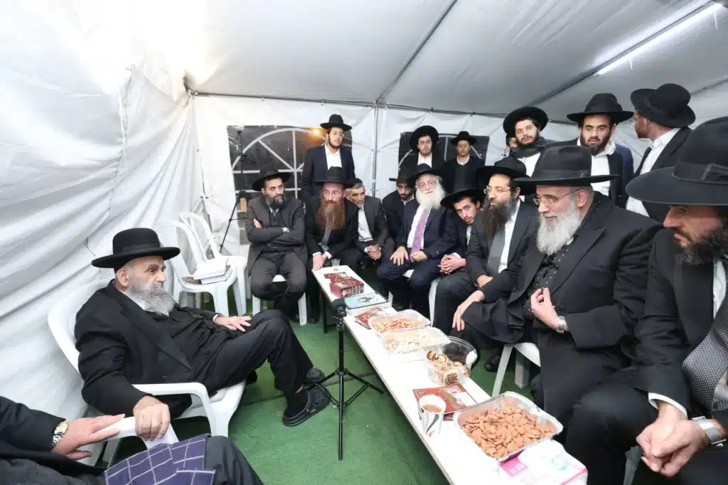 גדולי ישראל הגיעו לנחם את ראש הישיבה על פטירת רב העיר