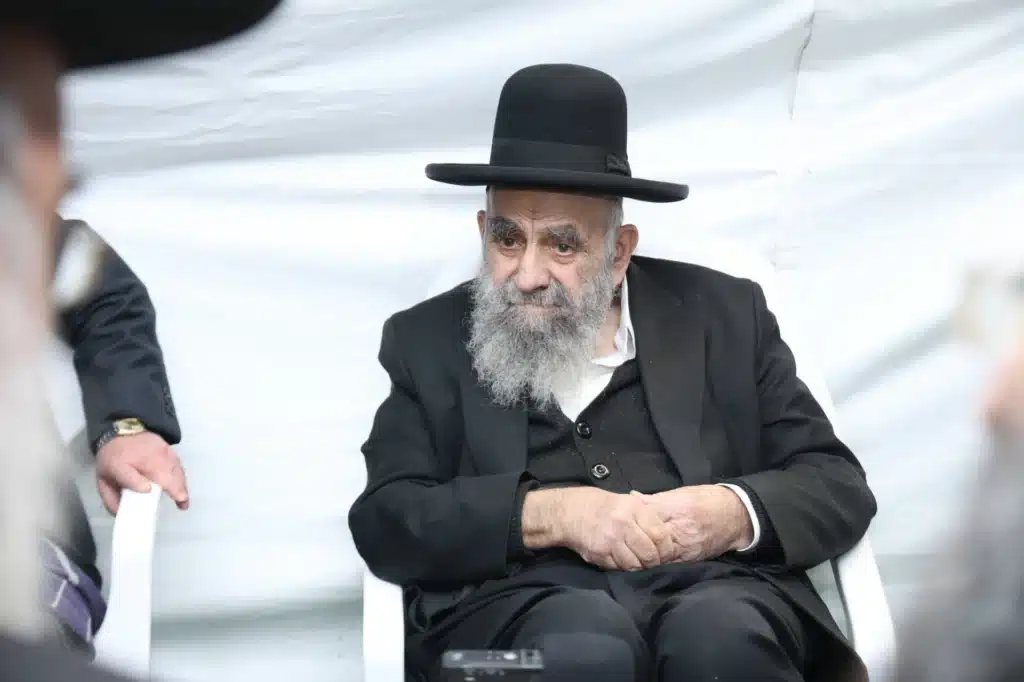 גדולי ישראל הגיעו לנחם את ראש הישיבה על פטירת רב העיר
