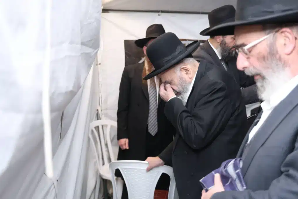 גדולי ישראל הגיעו לנחם את ראש הישיבה על פטירת רב העיר