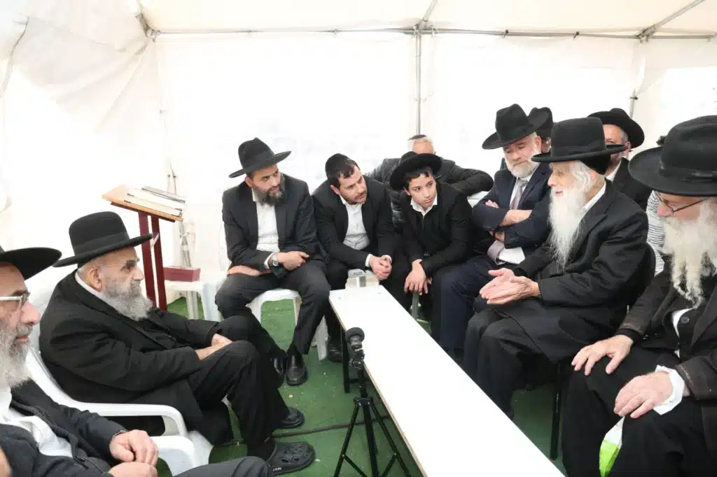 גדולי ישראל הגיעו לנחם את ראש הישיבה על פטירת רב העיר