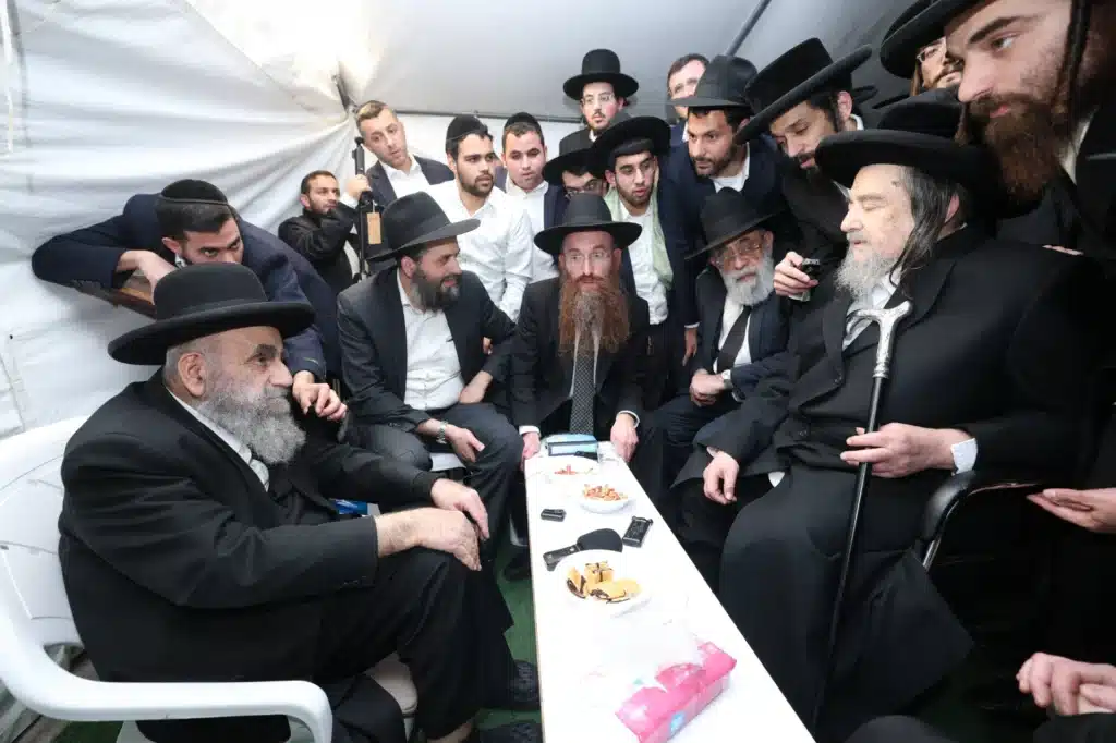 גדולי ישראל הגיעו לנחם את ראש הישיבה על פטירת רב העיר