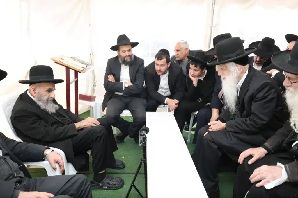 גדולי ישראל הגיעו לנחם את ראש הישיבה על פטירת רב העיר