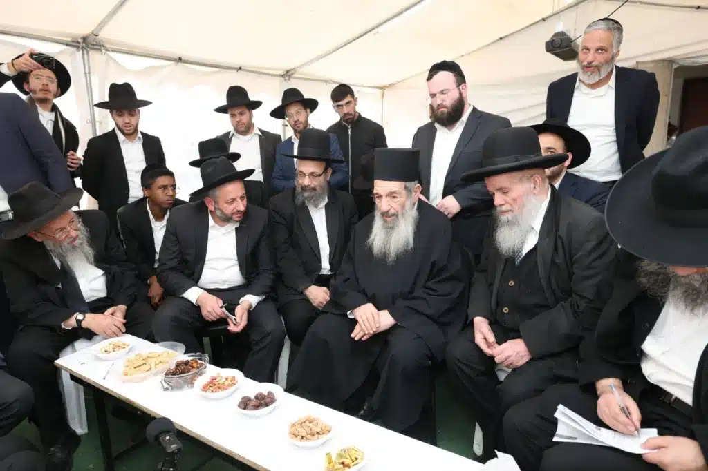 גדולי ישראל הגיעו לנחם את ראש הישיבה על פטירת רב העיר
