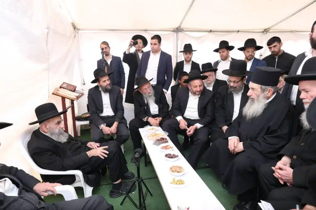 גדולי ישראל הגיעו לנחם את ראש הישיבה על פטירת רב העיר