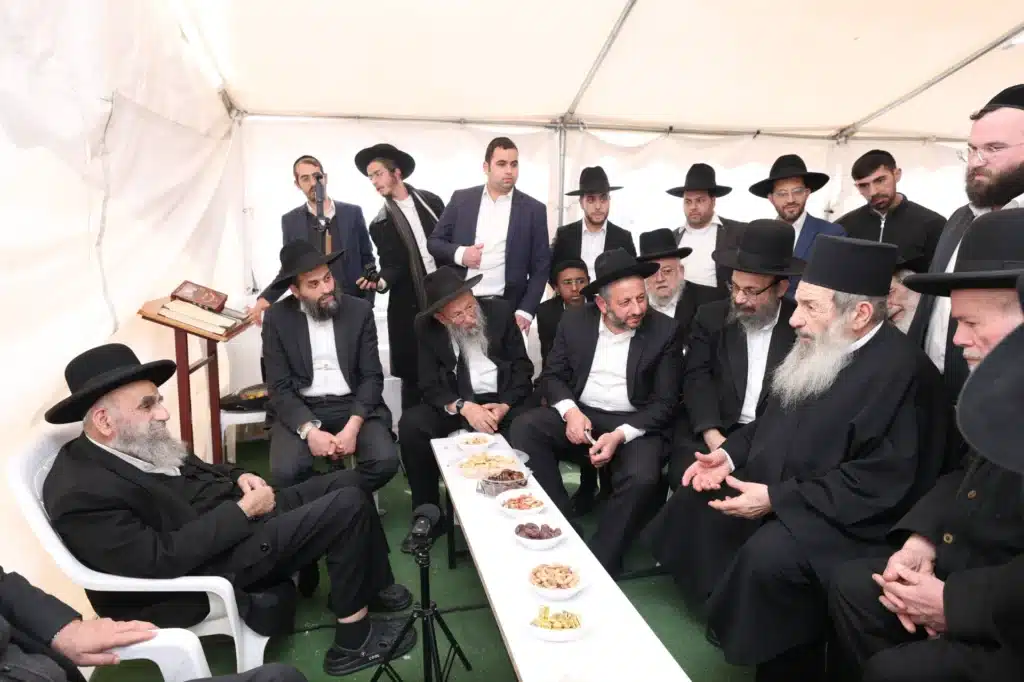 גדולי ישראל הגיעו לנחם את ראש הישיבה על פטירת רב העיר