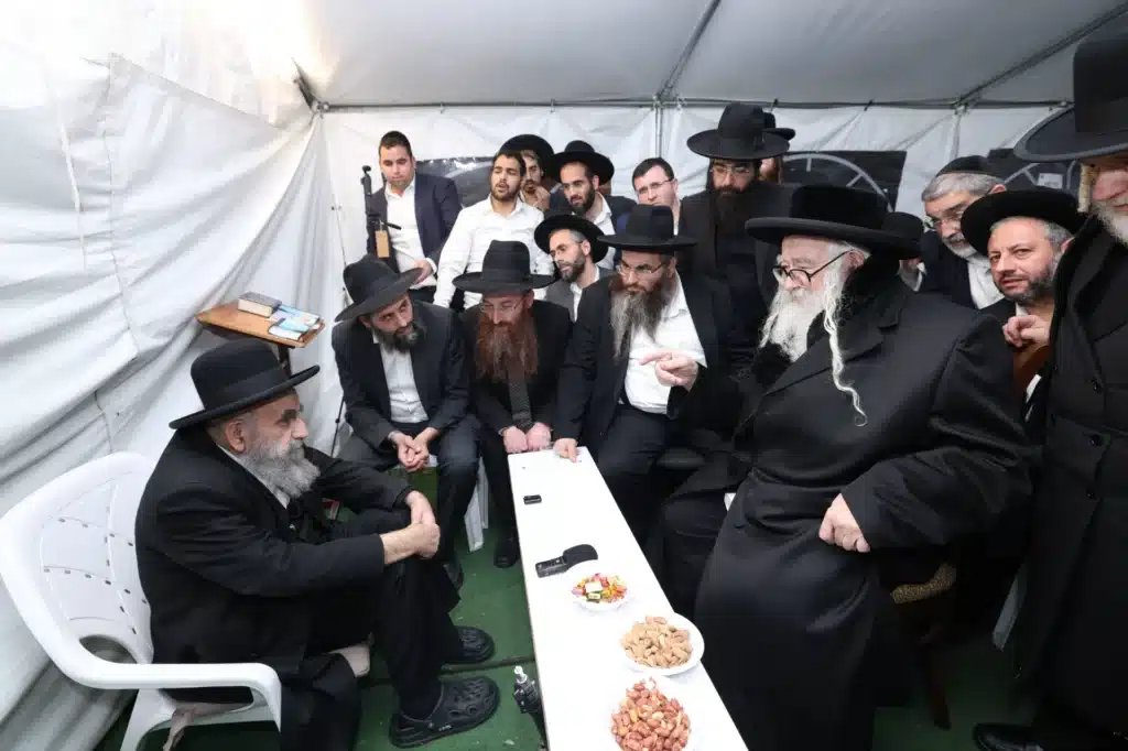 גדולי ישראל הגיעו לנחם את ראש הישיבה על פטירת רב העיר