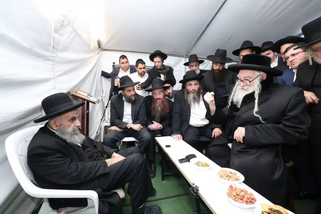 גדולי ישראל הגיעו לנחם את ראש הישיבה על פטירת רב העיר