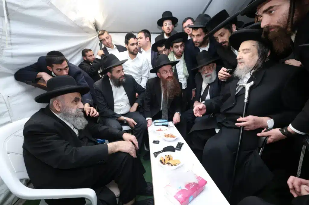 גדולי ישראל הגיעו לנחם את ראש הישיבה על פטירת רב העיר