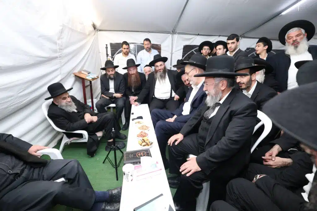 גדולי ישראל הגיעו לנחם את ראש הישיבה על פטירת רב העיר