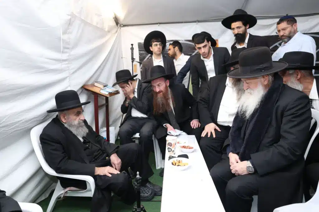 גדולי ישראל הגיעו לנחם את ראש הישיבה על פטירת רב העיר